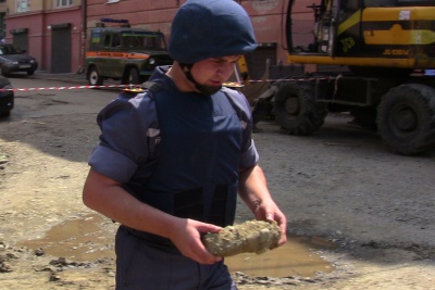 На вулиці Хмельницького під час ремонту дороги викопали снаряд