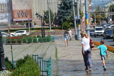 У центрі Чернівців запрацювали розпилювачі води (ФОТО)