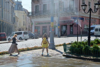 У центрі Чернівців запрацювали розпилювачі води (ФОТО)