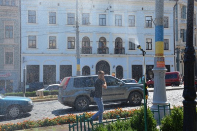 У центрі Чернівців запрацювали розпилювачі води (ФОТО)