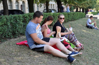 Спека в Чернівцях: в аптеках і по воду черги (ФОТО)