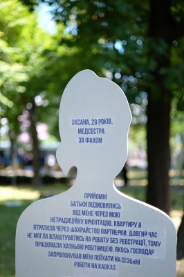 У Чернівцях відкрили арт-інсталяцію про тих, хто постраждав від торгівлі людьми (ФОТО)