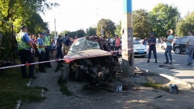 У Чернівцях біля DEPOtу машина врізалася у  бетонний стовп