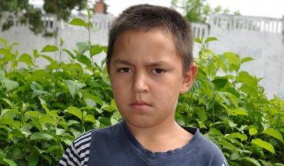 Хлопчику, якого знайшли на ярмарку у Чернівцях, потрібна допомога лікарів