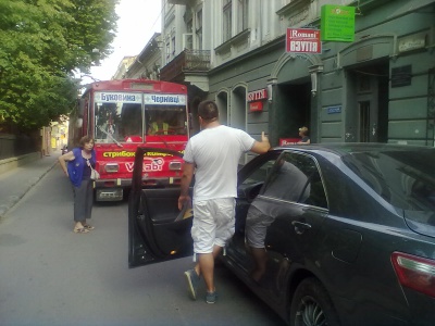 На вулиці Руській Чернівців іномарки регулярно перекривають рух громадському транспорту