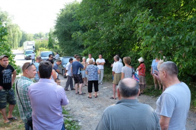 У Чернівцях люди протестують проти забудови, яка може завалити їхні будинки (ФОТО)