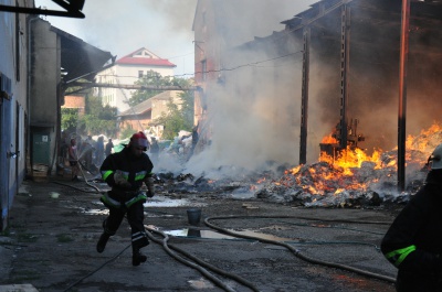 Пожежу на вул. Севастопольській у Чернівцях локалізували. Небезпеки перекидання вогню немає (ФОТО)