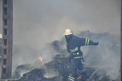 Пожежу на вул. Севастопольській у Чернівцях локалізували. Небезпеки перекидання вогню немає (ФОТО)