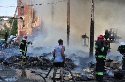 Пожежу на вул. Севастопольській у Чернівцях локалізували. Небезпеки перекидання вогню немає (ФОТО)