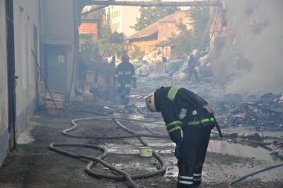 Пожежу на вул. Севастопольській у Чернівцях локалізували. Небезпеки перекидання вогню немає (ФОТО)