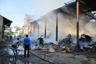 Пожежу на вул. Севастопольській у Чернівцях локалізували. Небезпеки перекидання вогню немає (ФОТО)