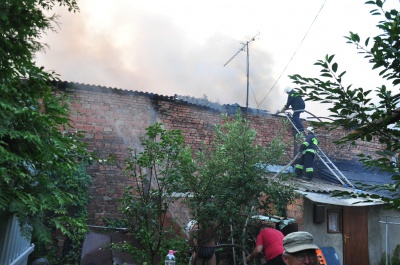 Пожежу на вул. Севастопольській у Чернівцях локалізували. Небезпеки перекидання вогню немає (ФОТО)