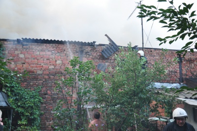 Пожежу на вул. Севастопольській у Чернівцях локалізували. Небезпеки перекидання вогню немає (ФОТО)