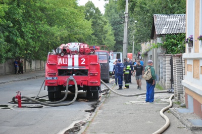 Пожежу на вул. Севастопольській у Чернівцях локалізували. Небезпеки перекидання вогню немає (ФОТО)