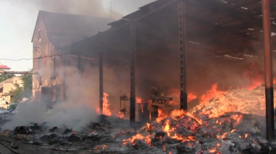 Пожежу на складі в Чернівцях гасили понад три години (ВІДЕО)
