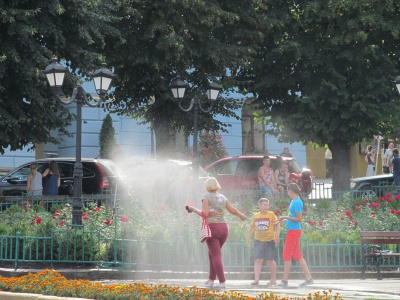 У центрі Чернівців знову запрацювали розпилювачі води (ФОТО)