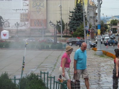 У центрі Чернівців знову запрацювали розпилювачі води (ФОТО)