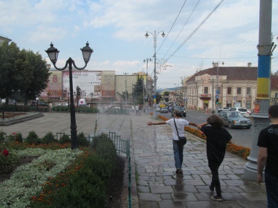 У центрі Чернівців знову запрацювали розпилювачі води (ФОТО)