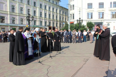 До річниці утворення області у Чернівцях помолилися за мир і поклали квіти до пам’ятника