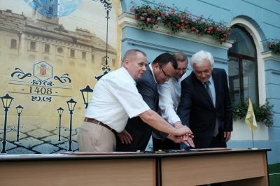 У Чернівцях презентували монету та погасили поштову марку, присвячену 75-річчю області (ФОТО)