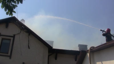 Масштабна пожежа в Чернівцях: у житловому будинку згоріла мансарда (ВІДЕО)
