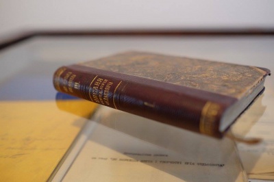 Мер Чернівців подарував музею Федьковича старовинний том творів письменника (ФОТО)