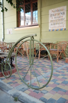 У центрі Чернівців встановили велопарковку у вигляді кованих велосипедів (ФОТО)