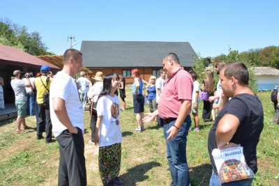 У Чернівцях художників навчають техніки старовинної японської кераміки