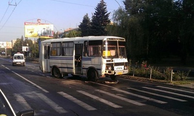 У Чернівцях зіткнулися маршрутка і навчальна машина