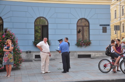 У Чернівцях дівчина у купальнику побила вікна у міськраді (ФОТО)