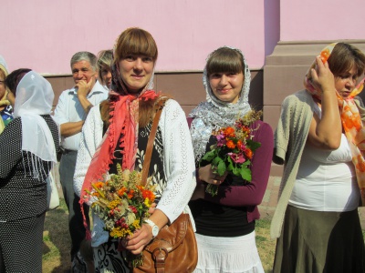 У церквах Чернівців сотні людей освячують мед та квіти (ФОТО)