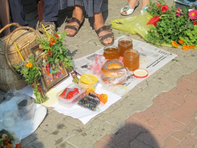 У церквах Чернівців сотні людей освячують мед та квіти (ФОТО)