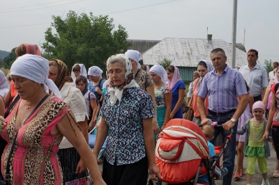 Буковинці пройшли хресним ходом на Аннину гору, де правитиме митрополит Онуфрій (ФОТО)