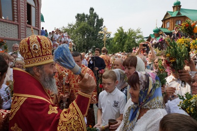 Митрополит Онуфрій на Буковині на Маковея освятив мед і трави (ФОТО)