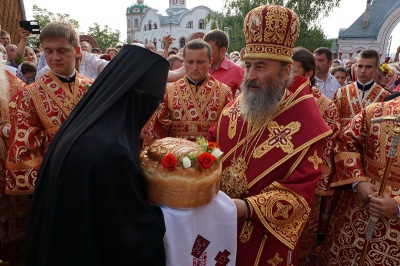 Митрополит Онуфрій на Буковині на Маковея освятив мед і трави (ФОТО)