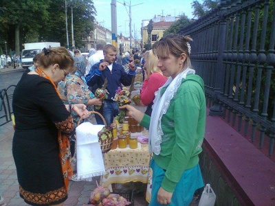 Чернівчани святкують Яблучний Спас (ФОТО)