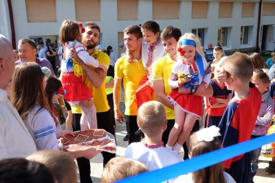 Гравці "Буковини" зіграли у футбол з дітлахами на новому спортмайданчику (ФОТО)