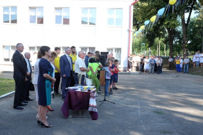 Гравці "Буковини" зіграли у футбол з дітлахами на новому спортмайданчику (ФОТО)