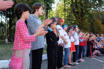 Гравці "Буковини" зіграли у футбол з дітлахами на новому спортмайданчику (ФОТО)