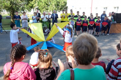 Гравці "Буковини" зіграли у футбол з дітлахами на новому спортмайданчику (ФОТО)