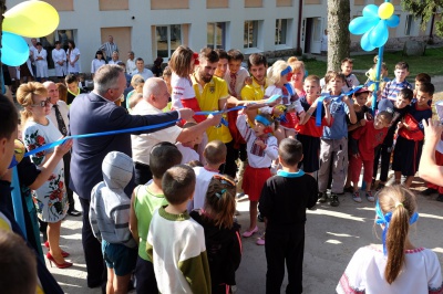 Гравці "Буковини" зіграли у футбол з дітлахами на новому спортмайданчику (ФОТО)