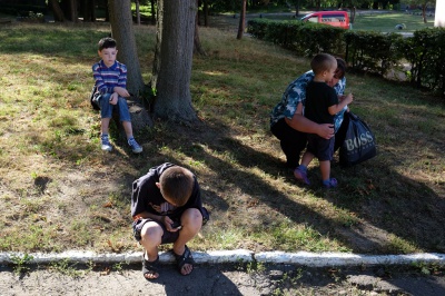 Гравці "Буковини" зіграли у футбол з дітлахами на новому спортмайданчику (ФОТО)