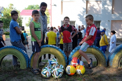 Гравці "Буковини" зіграли у футбол з дітлахами на новому спортмайданчику (ФОТО)