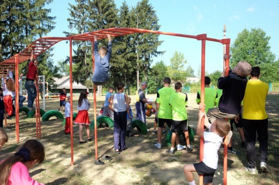 Гравці "Буковини" зіграли у футбол з дітлахами на новому спортмайданчику (ФОТО)