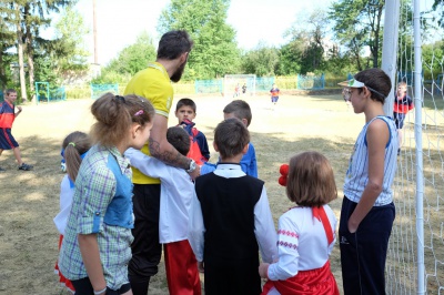 Гравці "Буковини" зіграли у футбол з дітлахами на новому спортмайданчику (ФОТО)