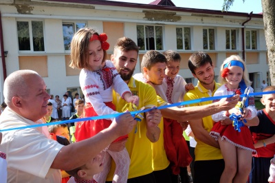 Гравці "Буковини" зіграли у футбол з дітлахами на новому спортмайданчику (ФОТО)