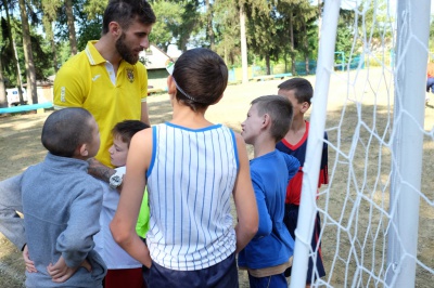 Гравці "Буковини" зіграли у футбол з дітлахами на новому спортмайданчику (ФОТО)