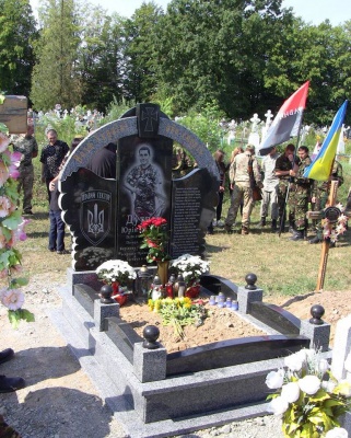 На Буковині відкрили пам’ятник одному з лідерів "Правого сектору" на Прикарпатті
