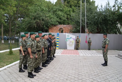 На Буковині прикордонники вручали подорожуючим українську символіку (ФОТО)