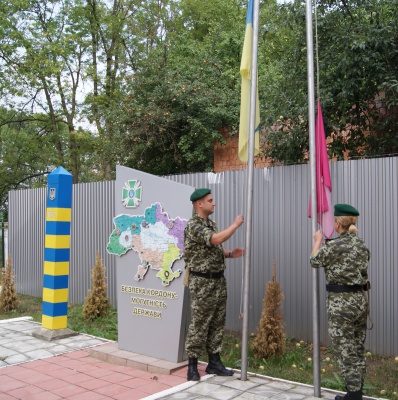 На Буковині прикордонники вручали подорожуючим українську символіку (ФОТО)